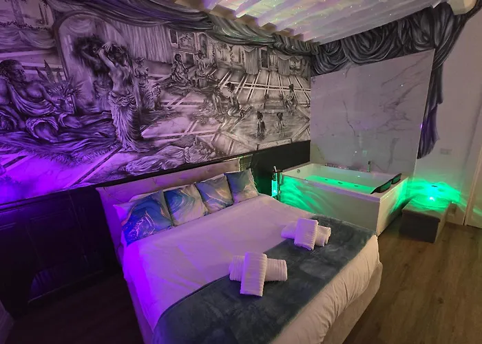 Mirror Colosseo Jacuzzi Bed & Breakfast 4*